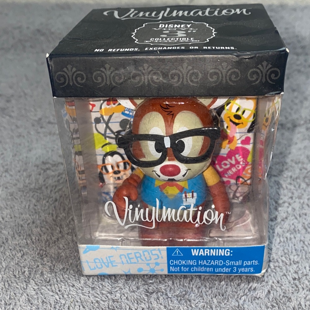 🌵 NWT Retired Disney Vinylmation Dale from the "Nerds" series!